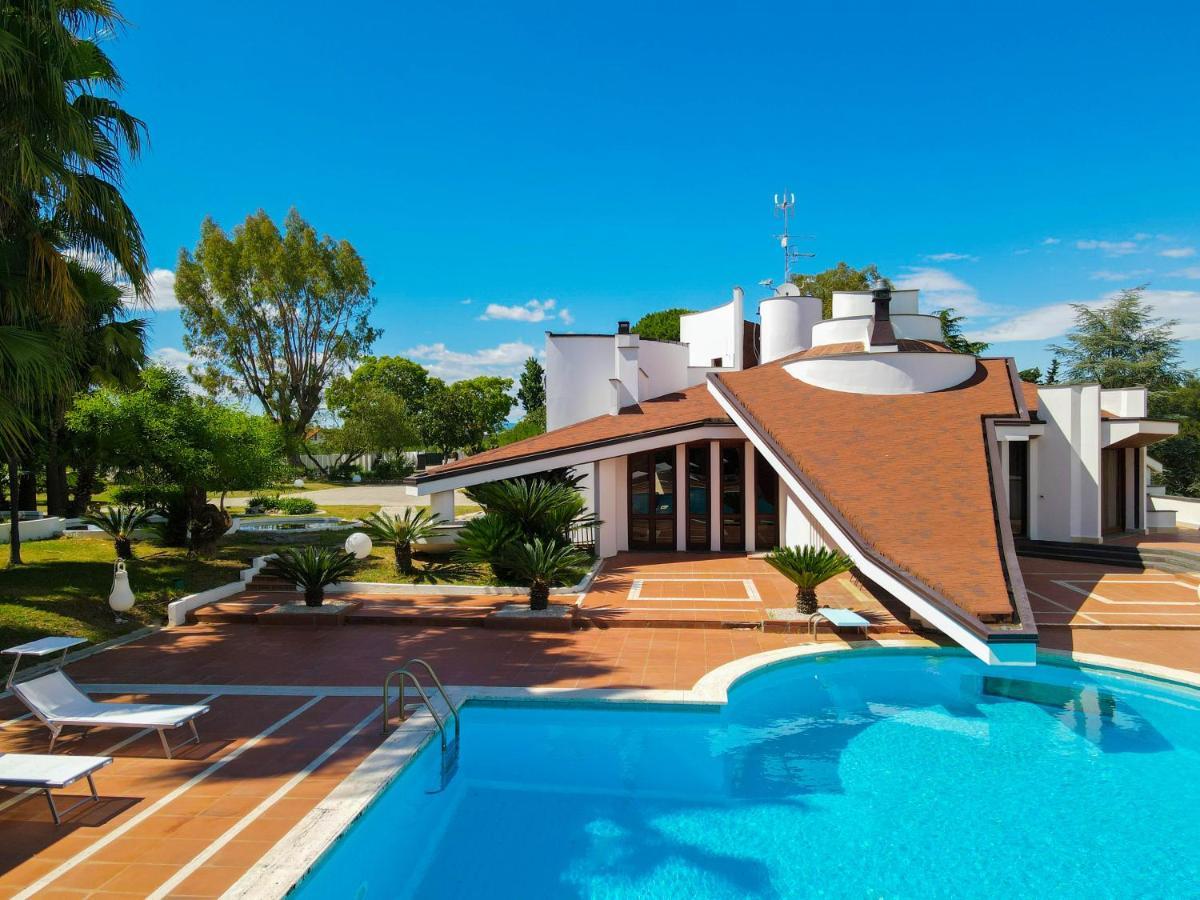 Paradise Suite Latina Exterior photo